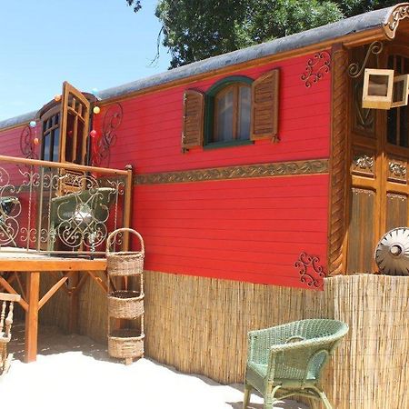 Bed and breakfast La roulotte Les Saintes Extérieur photo