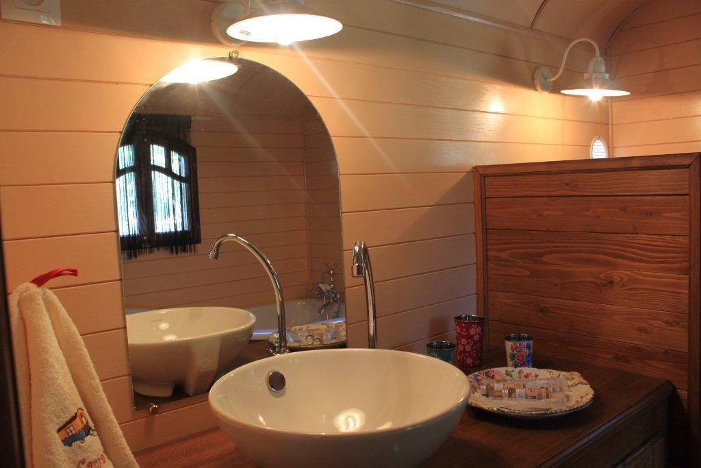 Bed and breakfast La roulotte Les Saintes Chambre photo