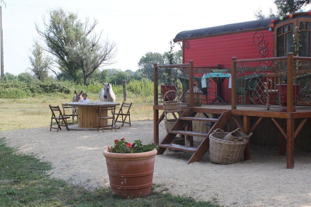 Bed and breakfast La roulotte Les Saintes Extérieur photo